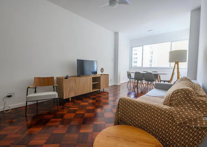 Lindo E Espacoso Apartamento Perto Da Praia De Copacabana.
